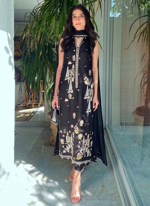 Picture of Alishay Adnan In Petra Black