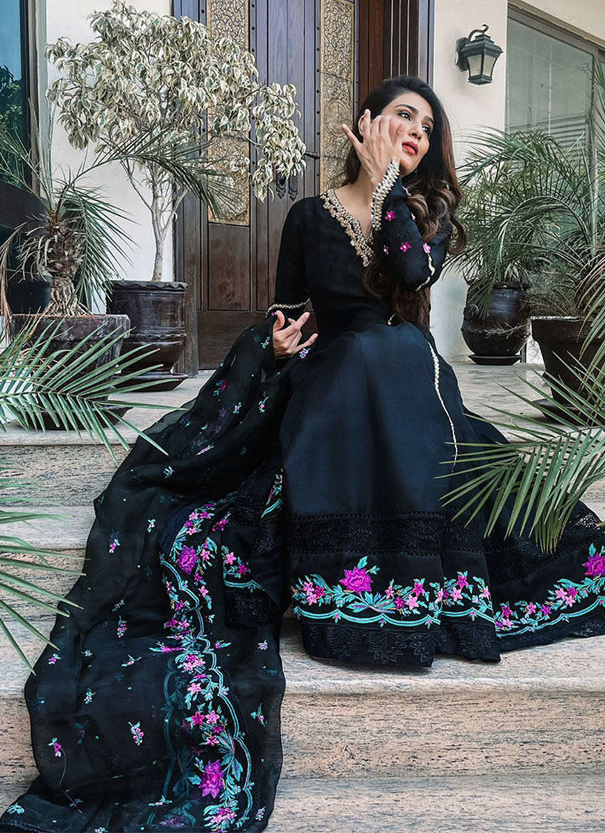 Ania Fawad In Raven Black Kalidaar
