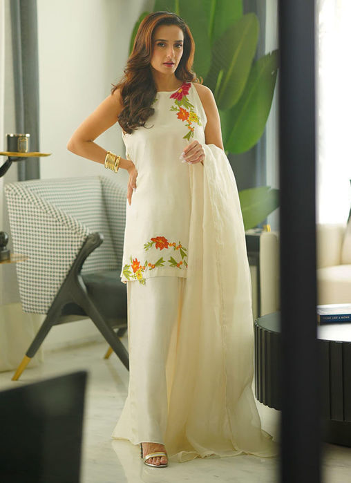 Picture of Momal Sheikh In Juliet Ivory