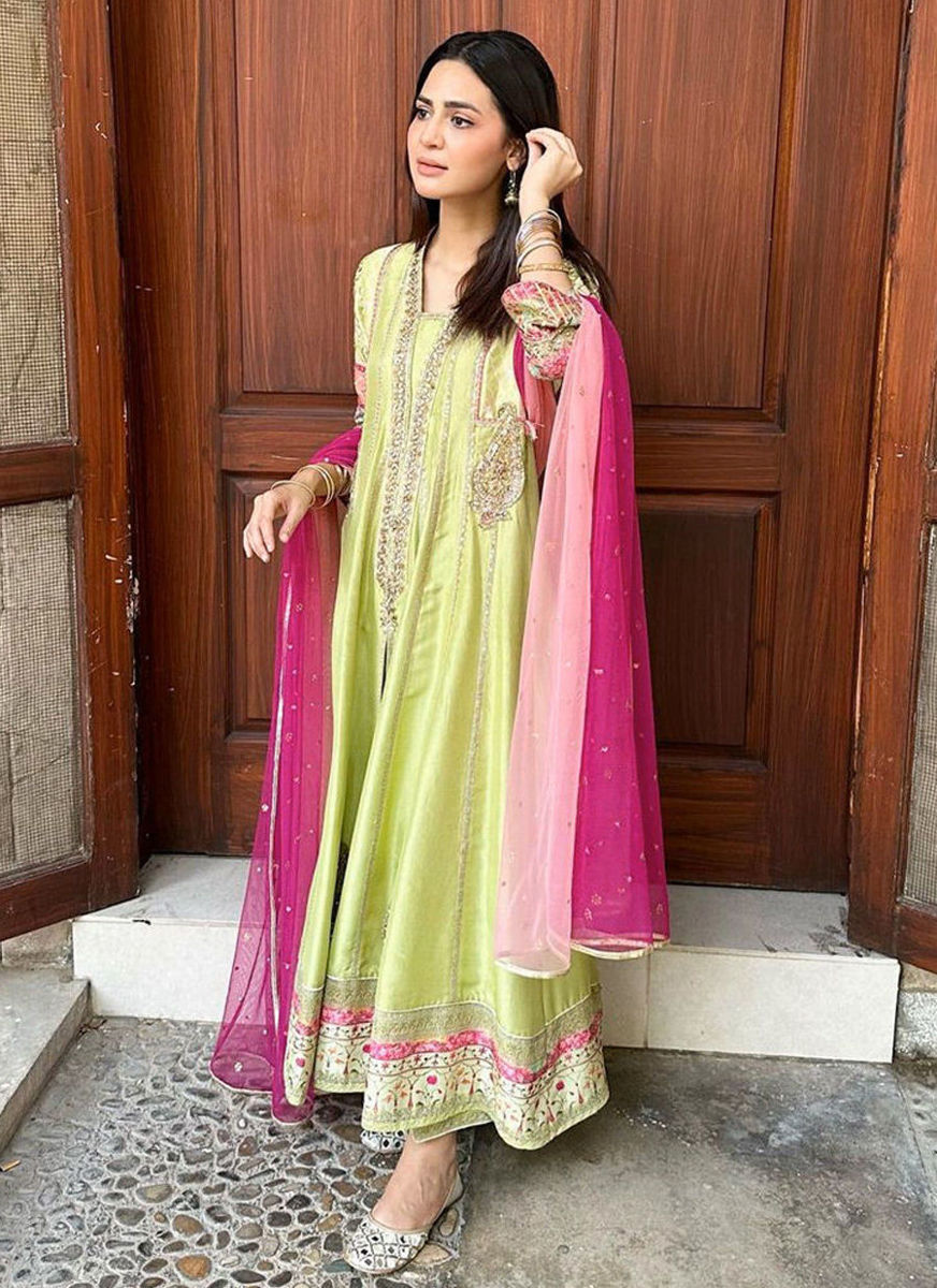 Madiha Imam Looking Beautiful In #FTA Ensemble.