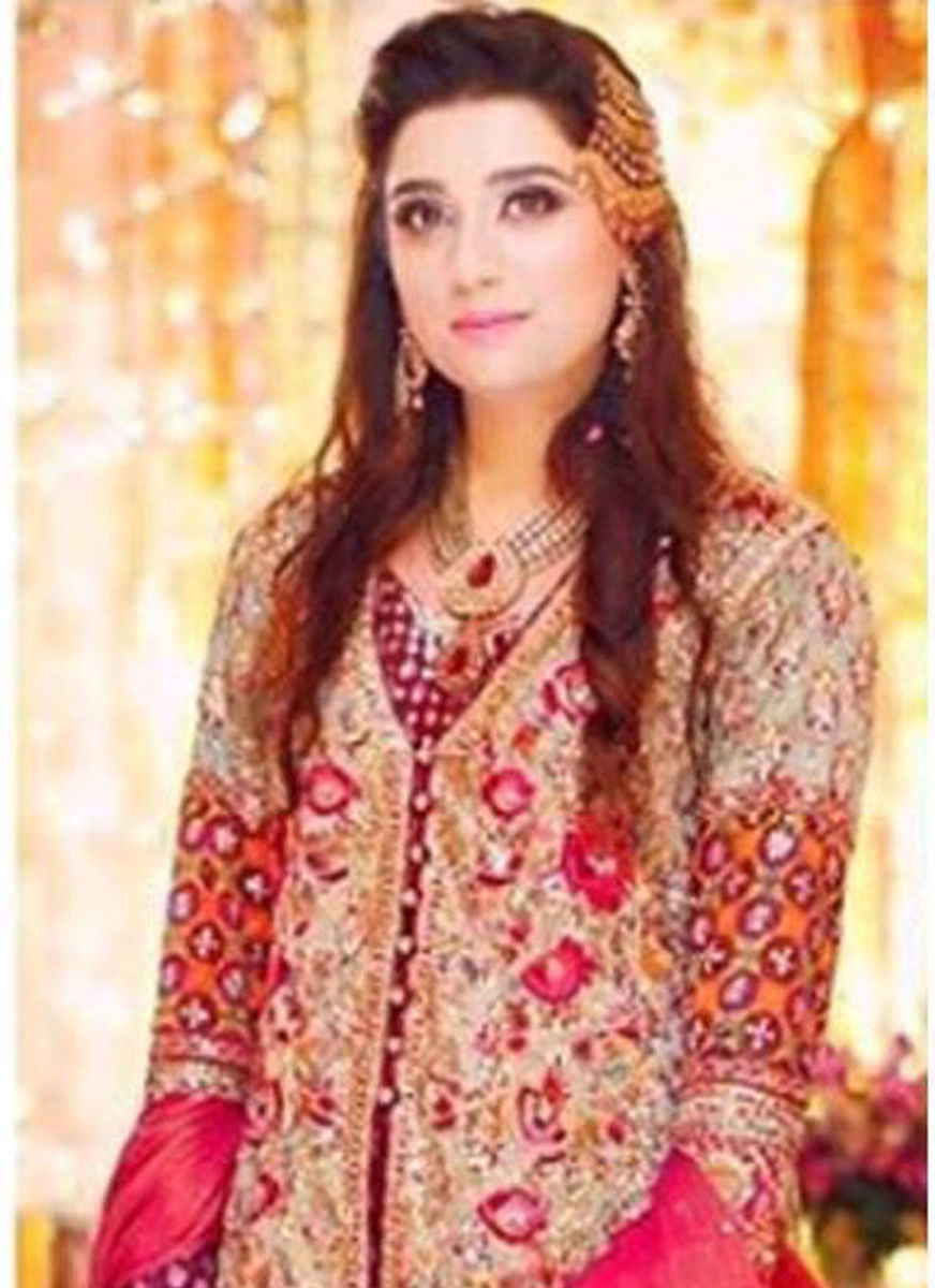 Saniya Gorgeous In Farah Talib Aziz Look!